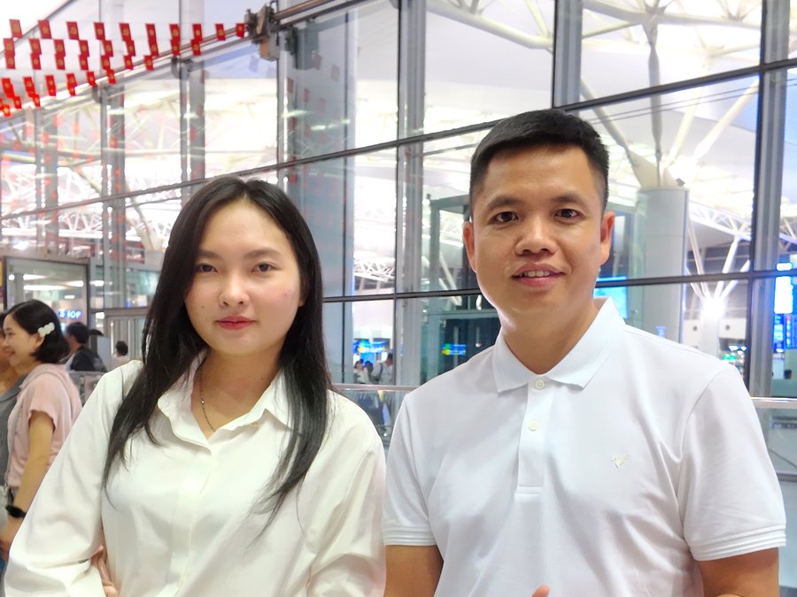 Học viên Nguyễn Ngọc Yến chụp ảnh cùng thầy Thắng tại sân bay Nội Bài trước giờ bay