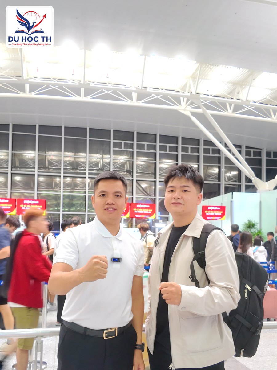 Thầy Thắng chụp ảnh cùng học viên tại sân bay Nội Bài trước giờ xuất cảnh